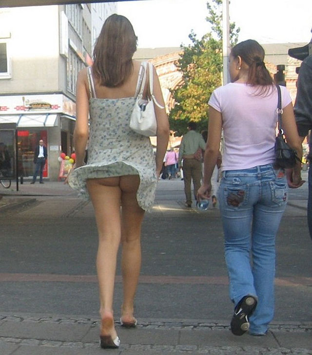 Молодая Мария не надевает трусы под юбку гуляя на улице